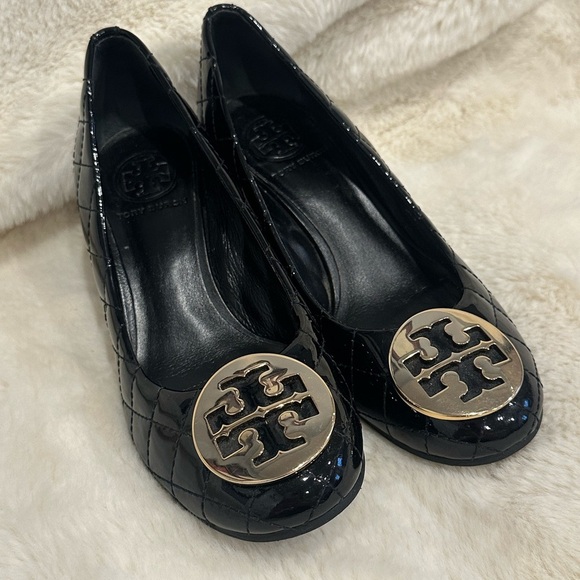 Tory Burch Quilted Patent Leather Logo Wedges – Black, Size 6 - Picture 5 of 13